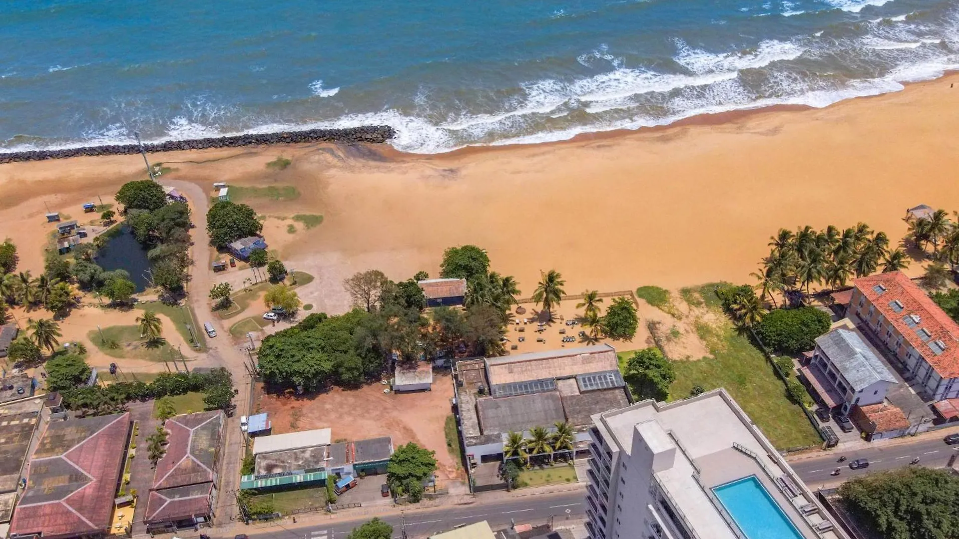 Corundum Breeze Negombo Hotel