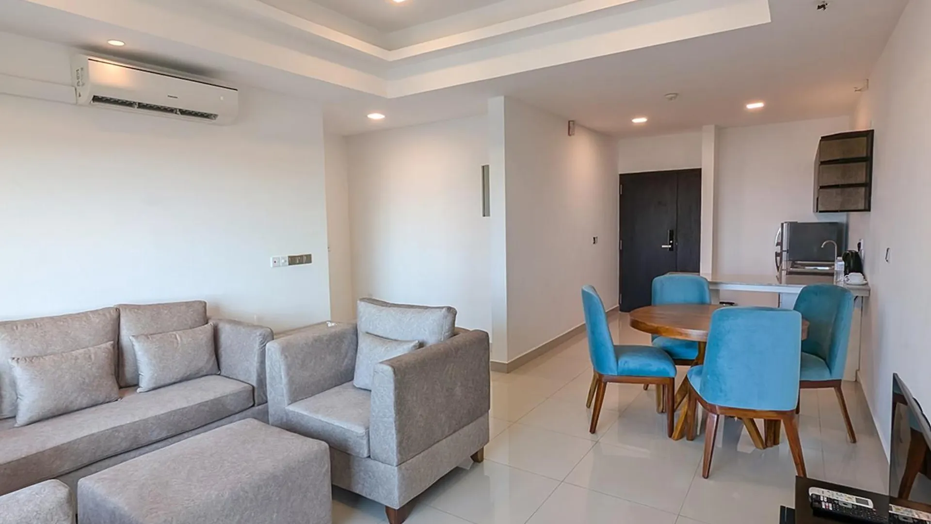 Corundum Breeze Negombo Hotel